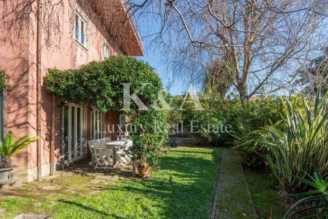 Moradia localizada na  Foz Velha, numa zona tranquila e rodeada por espaços verdes.