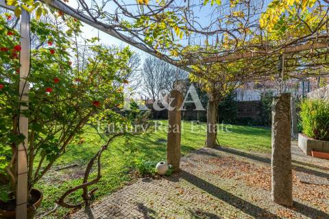 Moradia localizada na  Foz Velha, numa zona tranquila e rodeada por espaços verdes.