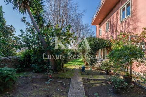 Moradia localizada na  Foz Velha, numa zona tranquila e rodeada por espaços verdes.