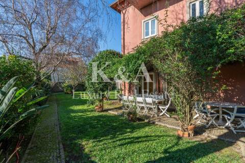 Moradia localizada na  Foz Velha, numa zona tranquila e rodeada por espaços verdes.