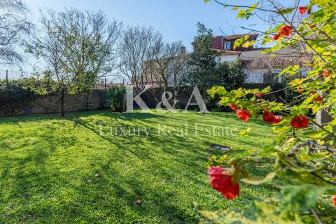 Moradia localizada na  Foz Velha, numa zona tranquila e rodeada por espaços verdes.