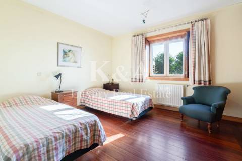 Moradia localizada na  Foz Velha, numa zona tranquila e rodeada por espaços verdes.