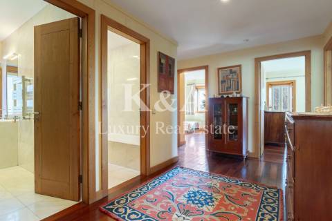 Moradia localizada na  Foz Velha, numa zona tranquila e rodeada por espaços verdes.