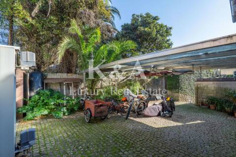 Moradia localizada na  Foz Velha, numa zona tranquila e rodeada por espaços verdes.