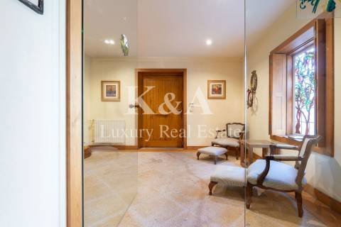 Moradia localizada na  Foz Velha, numa zona tranquila e rodeada por espaços verdes.