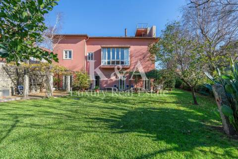 Moradia localizada na  Foz Velha, numa zona tranquila e rodeada por espaços verdes.