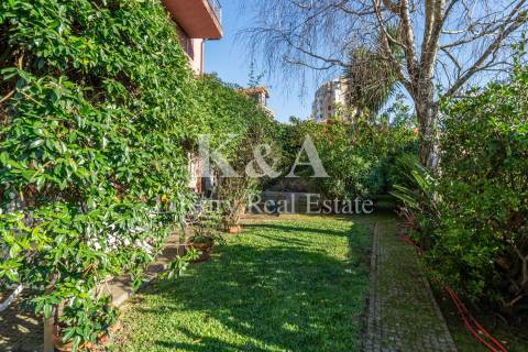 Moradia localizada na  Foz Velha, numa zona tranquila e rodeada por espaços verdes.