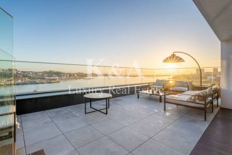 Penthouse com piscina e vistas fantásticas.