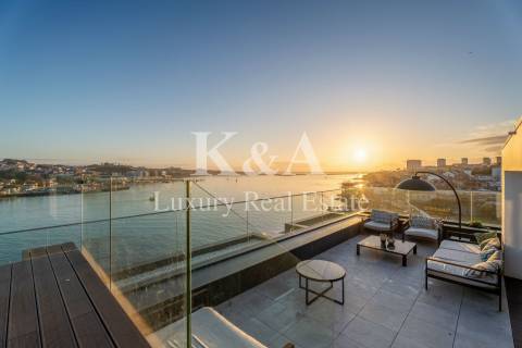 Penthouse com piscina e vistas fantásticas.
