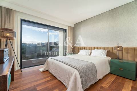 Penthouse com piscina e vistas fantásticas.