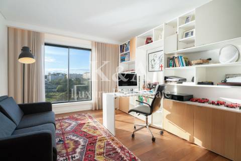 Penthouse com piscina e vistas fantásticas.