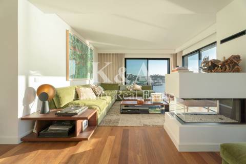 Penthouse com piscina e vistas fantásticas.