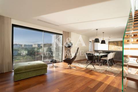 Penthouse com piscina e vistas fantásticas.