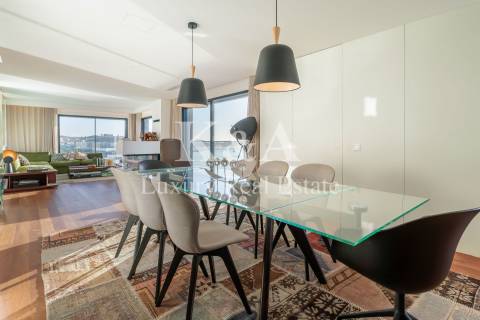 Penthouse com piscina e vistas fantásticas.