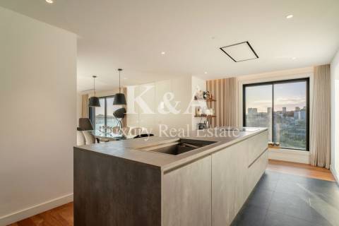 Penthouse com piscina e vistas fantásticas.