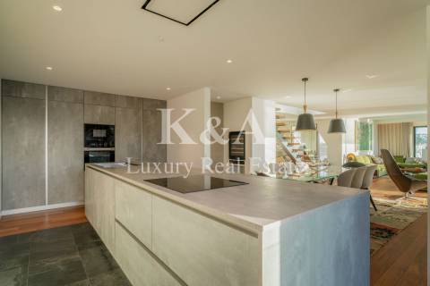 Penthouse com piscina e vistas fantásticas.