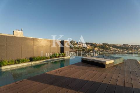 Penthouse com piscina e vistas fantásticas.