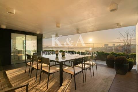 Penthouse com piscina e vistas fantásticas.