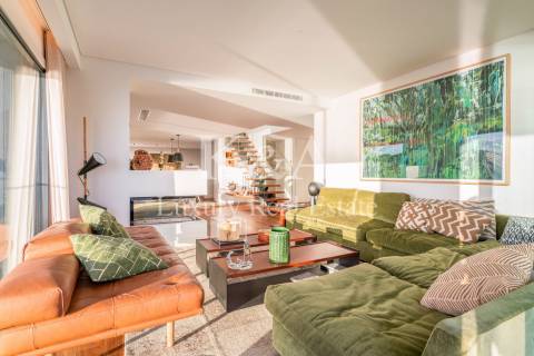 Penthouse com piscina e vistas fantásticas.