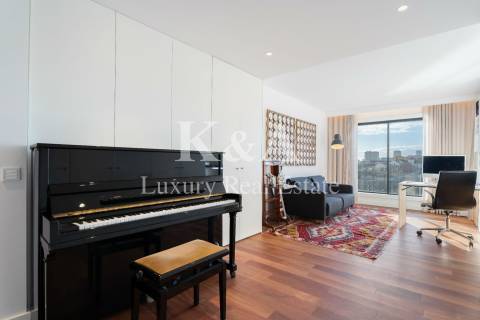 Penthouse com piscina e vistas fantásticas.