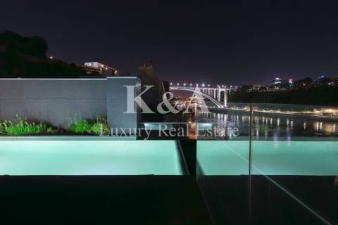 Penthouse com piscina e vistas fantásticas.