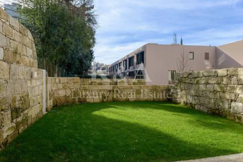 Apartamento T3 Duplex com jardim privado, em palacete do século XIX.