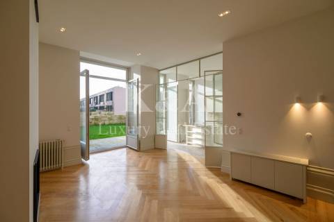 Apartamento T3 Duplex com jardim privado, em palacete do século XIX.