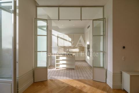 Apartamento T3 Duplex com jardim privado, em palacete do século XIX.