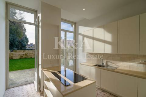 Apartamento T3 Duplex com jardim privado, em palacete do século XIX.