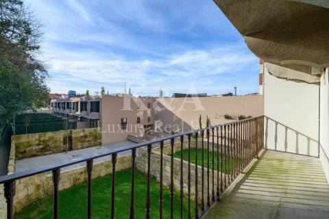 Apartamento T3 Duplex com jardim privado, em palacete do século XIX.