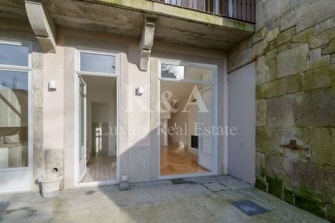 Apartamento T3 Duplex com jardim privado, em palacete do século XIX.