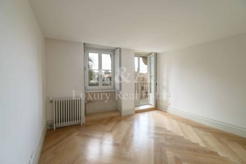 Apartamento T3 Duplex com jardim privado, em palacete do século XIX.