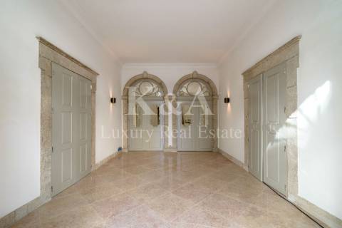 Apartamento T3 Duplex com jardim privado, em palacete do século XIX.