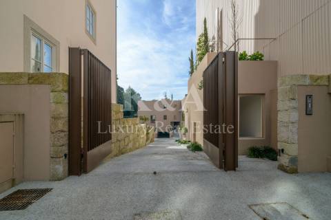 Apartamento T3 Duplex com jardim privado, em palacete do século XIX.