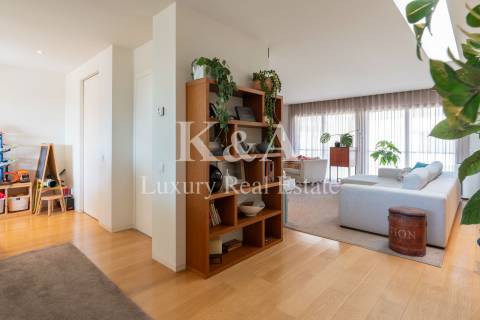 Moradia T4 com piscina junto ao Parque da Cidade.