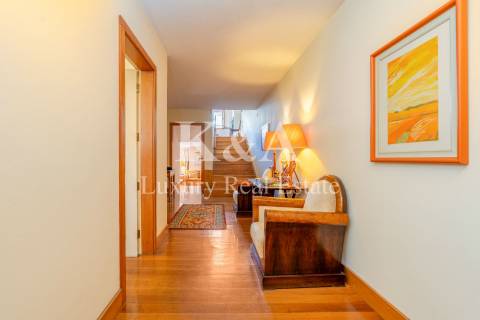 Moradia T4 com jardim numa zona residencial tranquila, em Aldoar.