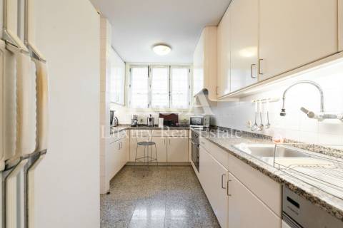 Moradia T4 com jardim numa zona residencial tranquila, em Aldoar.