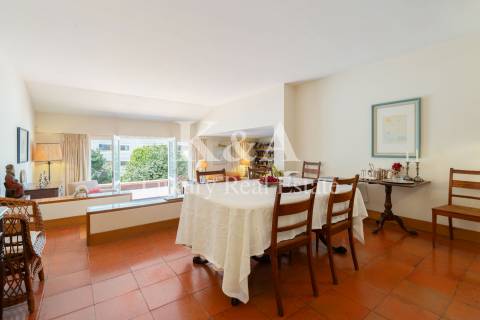 Moradia T4 com jardim numa zona residencial tranquila, em Aldoar.