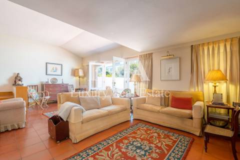 Moradia T4 com jardim numa zona residencial tranquila, em Aldoar.