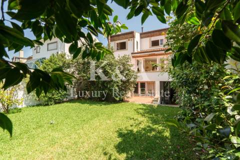 Moradia T4 com jardim numa zona residencial tranquila, em Aldoar.