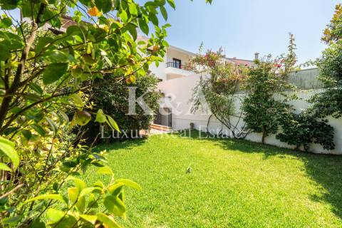 Moradia T4 com jardim numa zona residencial tranquila, em Aldoar.