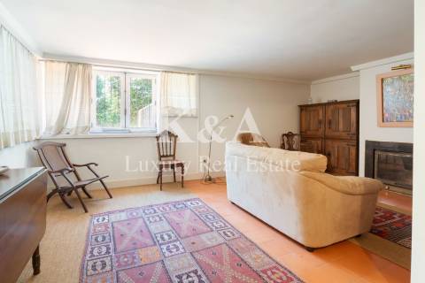 Moradia T4 com jardim numa zona residencial tranquila, em Aldoar.