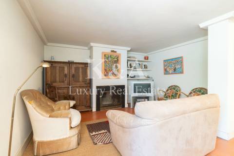 Moradia T4 com jardim numa zona residencial tranquila, em Aldoar.