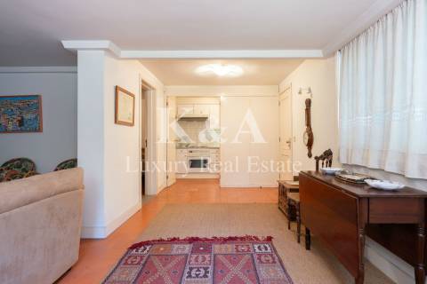 Moradia T4 com jardim numa zona residencial tranquila, em Aldoar.