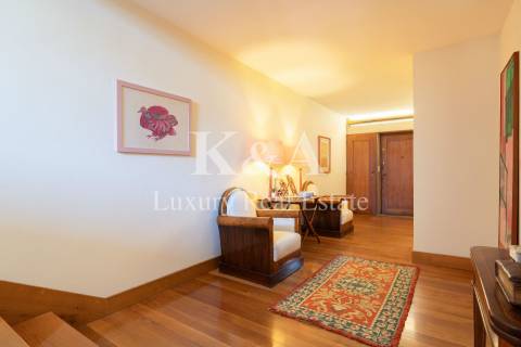 Moradia T4 com jardim numa zona residencial tranquila, em Aldoar.