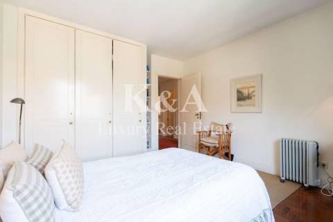 Moradia T4 com jardim numa zona residencial tranquila, em Aldoar.