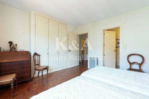 Moradia T4 com jardim numa zona residencial tranquila, em Aldoar.