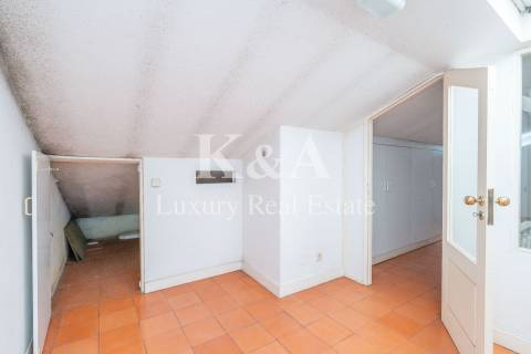 Moradia T4 com jardim numa zona residencial tranquila, em Aldoar.