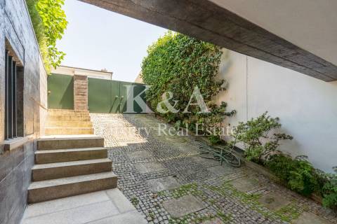 Moradia T4 com jardim numa zona residencial tranquila, em Aldoar.