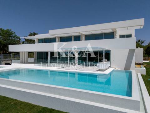 Moradia V6 contemporânea com vistas panorâmicas no Triangulo Dourado, Algarve